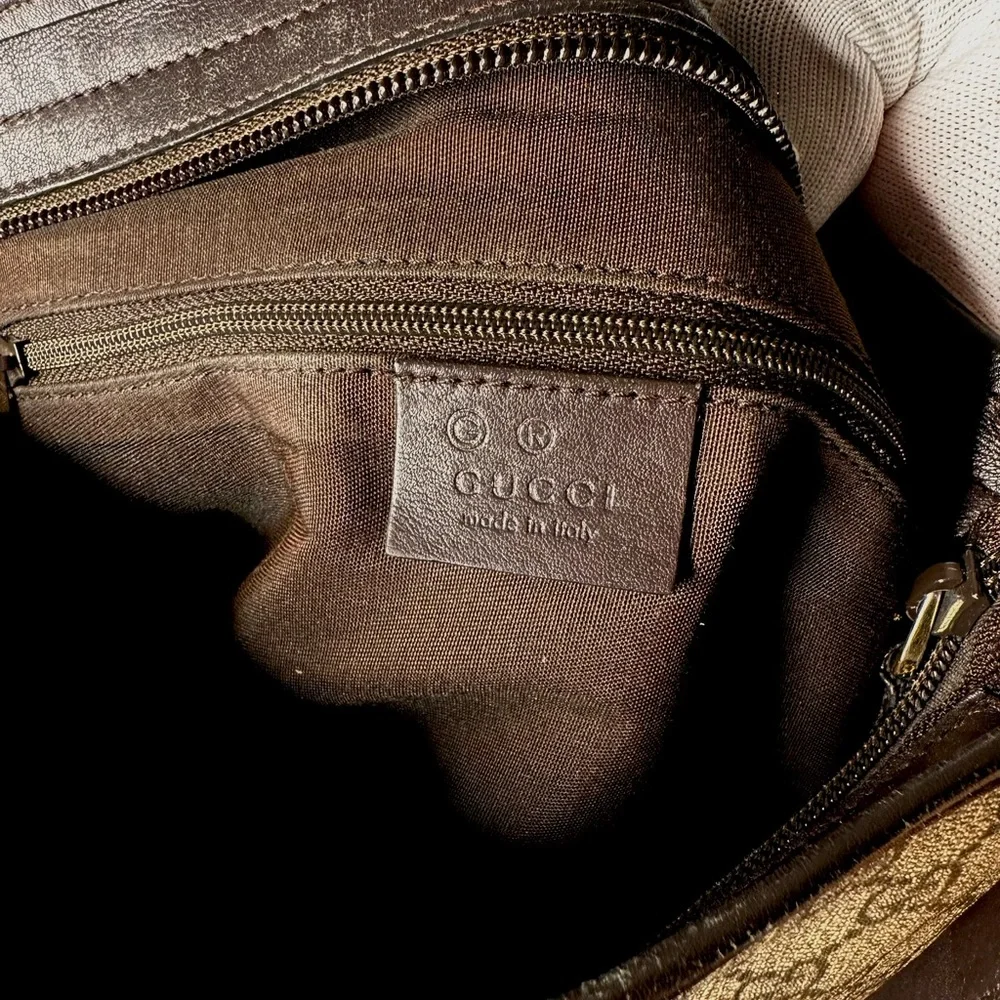 Authentic Gucci GG Supreme Messenger Bag 388924 - Picture 3 of 8